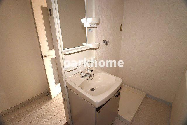 島谷グランドハイツの独立洗面台|独立洗面台、小物を置くことができて便利です