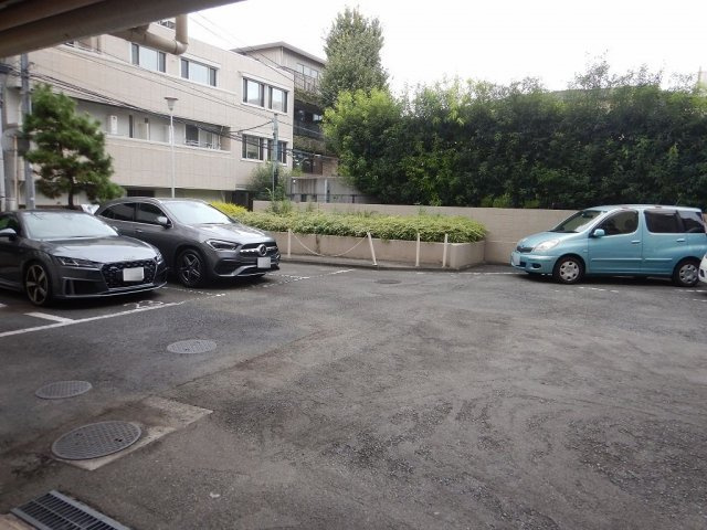 日商岩井第2本郷マンションの駐車場