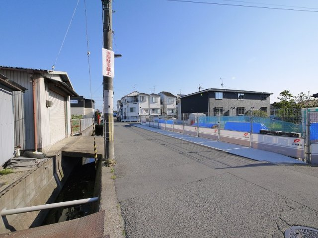 ひまわりシャッター付きガレージ　東の外観