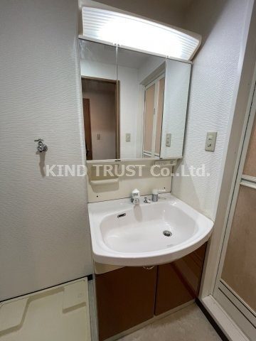 ランドマークシティ梅田東の独立洗面台|独立洗面台、小物を置くことができて便利です