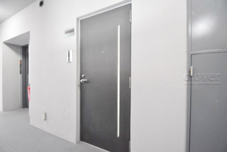 【その他共用部分】 | 皆様をお迎えする、お部屋の玄関ドア。開けやすさや開放角度、ドアノブの操作しやすさや鍵の形状などを、現地で一度ご確認ください。～即日のご見学可能～　お問合せはお気軽にどうぞ。