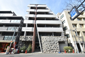 【外観】 | 青空によく映える建物です。手入れの行き届いた外壁やマンション正面エントランスなど、綺麗な姿をぜひ一度、現地にてご覧ください。～即日のご見学可能～　お問合せはお気軽にどうぞ。