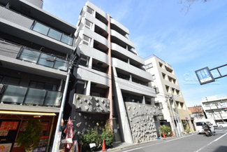 【外観】 | 手入れの行き届いた外壁やエントランスなど、「見ればわかる」レベルで清潔感を保ったマンションです。築年数を感じさせない姿で皆様をお出迎えします。～即日のご見学可能～　お問合せはお気軽にどうぞ。