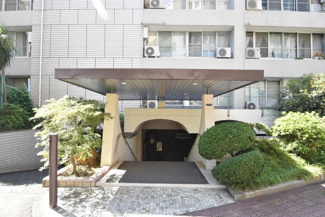 【エントランス】 | マンションの正面エントランス。出入りする人間を癒してくれるマンション入り口であり、その建物の「顔」でもあります。～即日のご見学可能～　お問合せはお気軽にどうぞ。