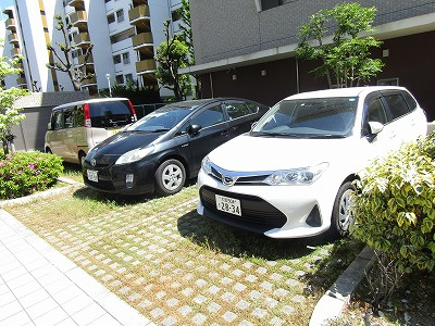 サンローズ南茨木の駐車場