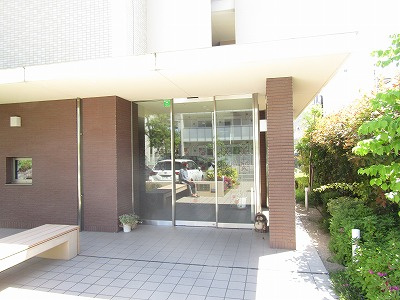 サンローズ南茨木のエントランス