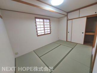 【和室】 | アズックヒル尼崎 | 和室6帖です♪足を伸ばして寛げる居室です！真ん中の居室ですが角部屋の為、窓も有ります！！