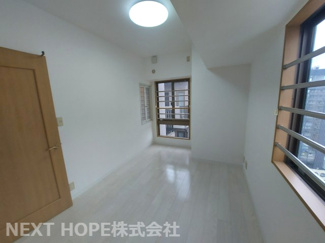 【洋室】 | アズックヒル尼崎 | 洋室4.7帖です♪二面採光の明るい室内です！ぜひ現地でご確認ください(^^)