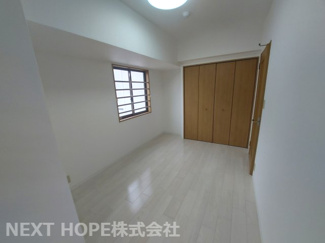 【洋室】 | アズックヒル尼崎 | 洋室6.7帖です♪大きなクローゼットも設けられております！たくさんのお洋服・小物が収納できるので室内を有効に使用していただけます(^^)