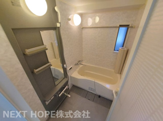 【浴室】 | アズックヒル尼崎 | 浴室ユニットバスです♪一日の疲れを癒してくれます！窓も有り、換気も十分に行えますね(^^)