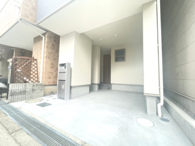 【駐車場】 | 堺市堺区甲斐町西3丁　新築戸建住宅 | 1台の駐車場完備。お買物も安心ですね！
