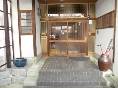 【玄関】 | 岡谷市神明町3丁目 中古住宅⑱ | 玄関 外