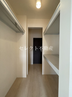 【収納】 | グリナージュ ** 壱番館 | 【グリナージュ 壱番館】ウォークインクローゼットで床がフラットなのでキャスター付きボックスが利用できて衣替えも簡単です。