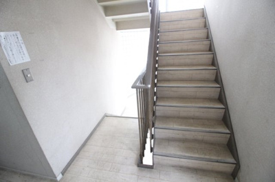 【その他共用部分】 | プラビマンション | ガラスブロックの明るい階段