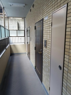 【玄関】 | ロマネスク西新オレンジ通り | 別号室の写真になります。現況優先。