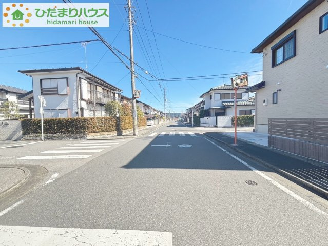 蓮田市桜台2丁目　中古一戸建ての前面道路含む現地写真