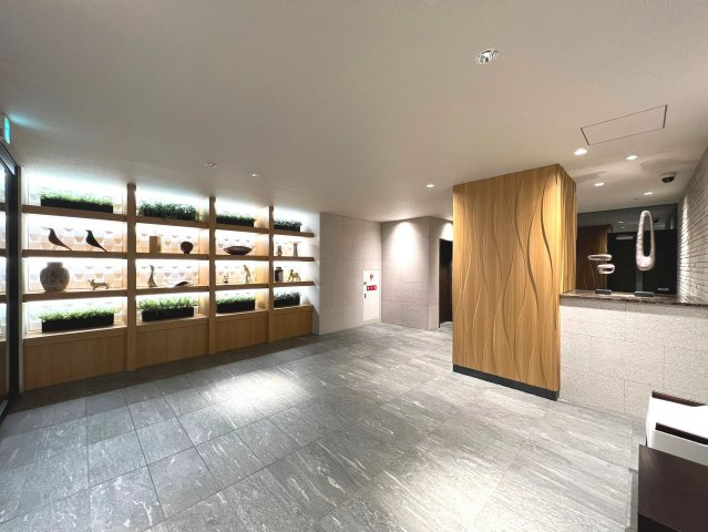 RISING MAISON 本町橋（旧名称：レオンコンフォート本町橋）のエントランス