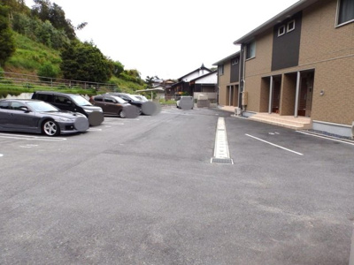 【駐車場】 | アベニュー中山II | 駐車場に車を止められます