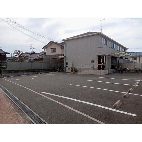フォレストメゾン勝竜寺の駐車場