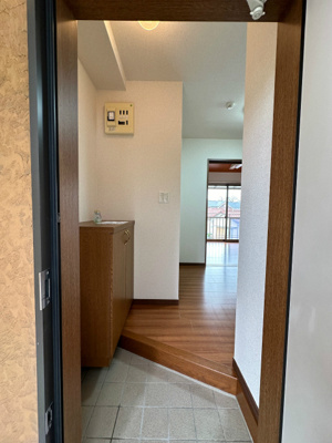 【玄関】 | ニューSⅡ | 玄関から室内への景観です！キッチンの奥に洋室6帖のお部屋があります♪