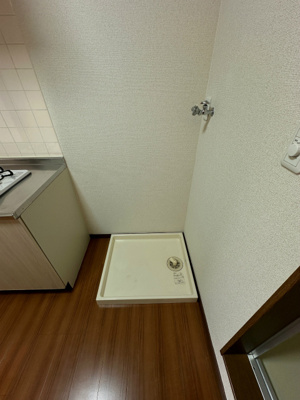 【設備】 | ニューSⅡ | キッチン横にある室内洗濯機置き場です♪防水パンが付いているので万が一の漏水にも安心です！