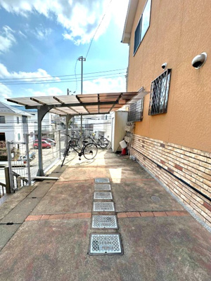 【その他共用部分】 | ニューSⅡ | 屋根付きの駐輪場があるので雨が降っても安心です☆荷物が重いときに自転車があれば助かりますね！
