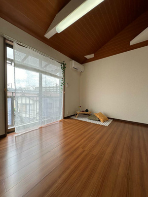 【洋室】 | ニューSⅡ | 南西向き洋室6帖☆バルコニーに繋がるお部屋です！エアコン付きで1年中快適に過ごせますね☆