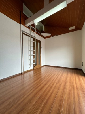 【寝室】 | ニューSⅡ | 南西向き洋室6帖☆ロフトスペースがあります♪荷物をたっぷり収納できてお部屋がすっきり片付きます☆