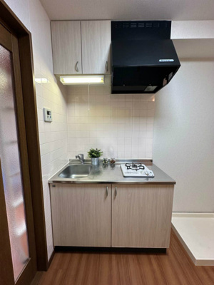 【キッチン】 | ニューSⅡ | 1口ガスコンロ付きのキッチンです！場所を取るお鍋やお皿もすっきり収納できます♪自炊生活で楽しく健康に！