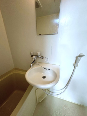 【洗面所】 | ニューSⅡ | バスルームにある洗面台です！鏡の前で身支度ばっちりできちゃいます◎