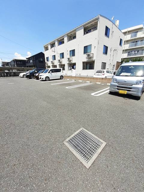 フレシャルマン河辺の駐車場