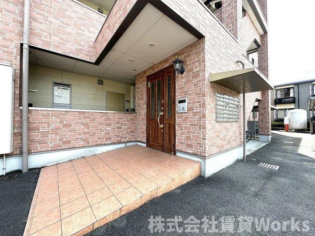 ウエストヒルズのエントランス|ゆとりのあるエントランスです