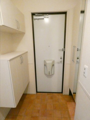 【玄関】 | ハウスひまわり | 明るい玄関です