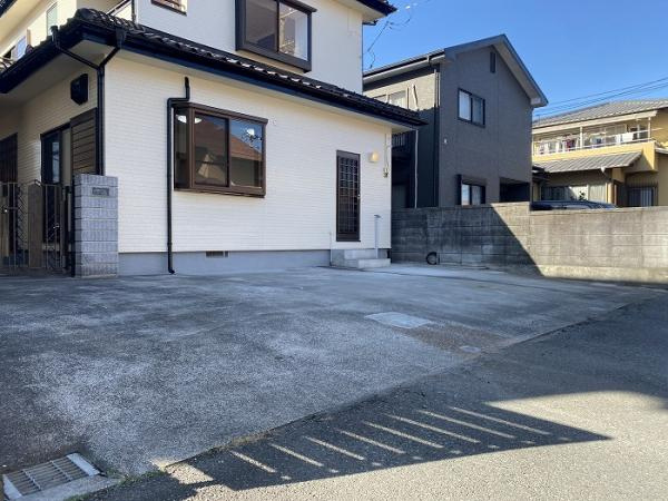 富士市宮島の中古一戸建の外観|並列３台駐車可能です。