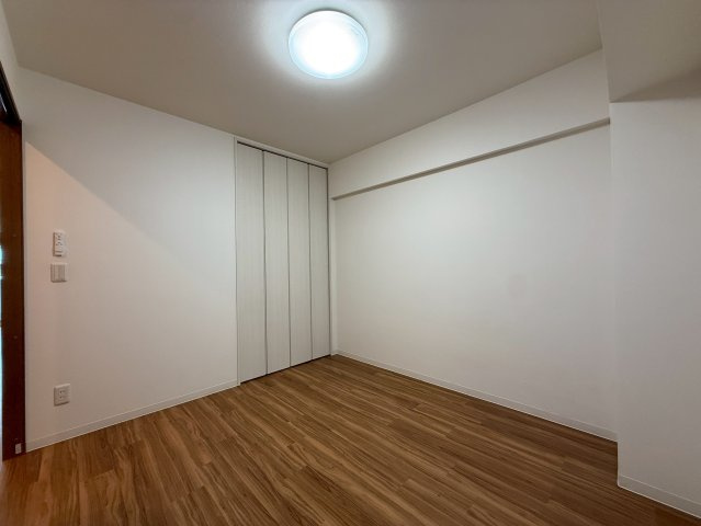 フクダ不動産八木駅前マンションの洋室|洋室5.1帖 照明器具付き