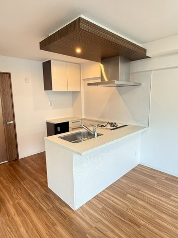 フクダ不動産八木駅前マンションのキッチン|3口ガスコンロのシステムキッチン