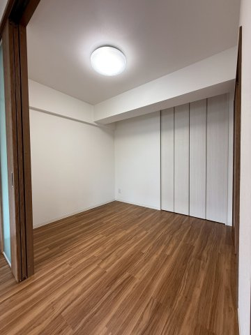 フクダ不動産八木駅前マンションの居間・リビング|洋室4帖 照明器具付き
