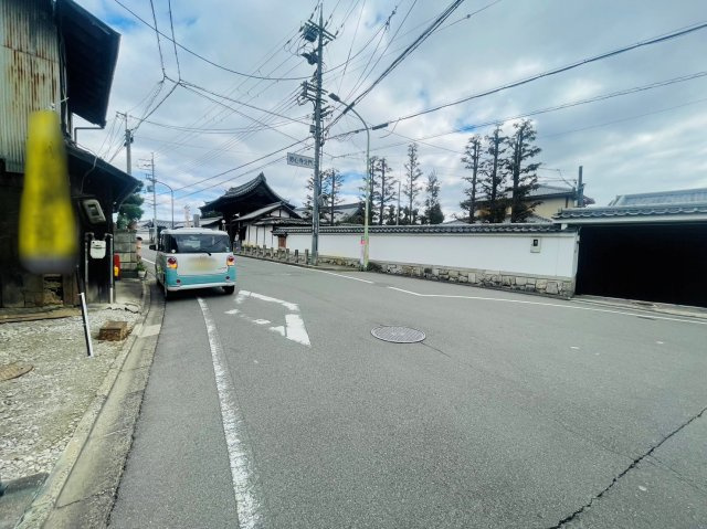 谷口園町　建築条件付土地の前面道路含む現地写真