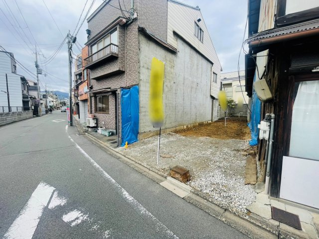 谷口園町　建築条件付土地の前面道路含む現地写真