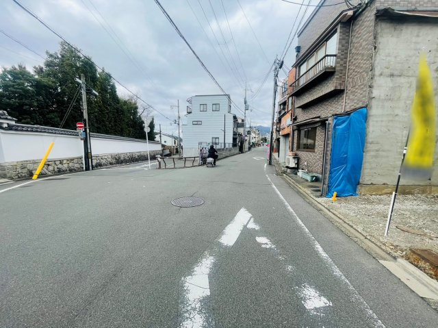 谷口園町　建築条件付土地の前面道路含む現地写真