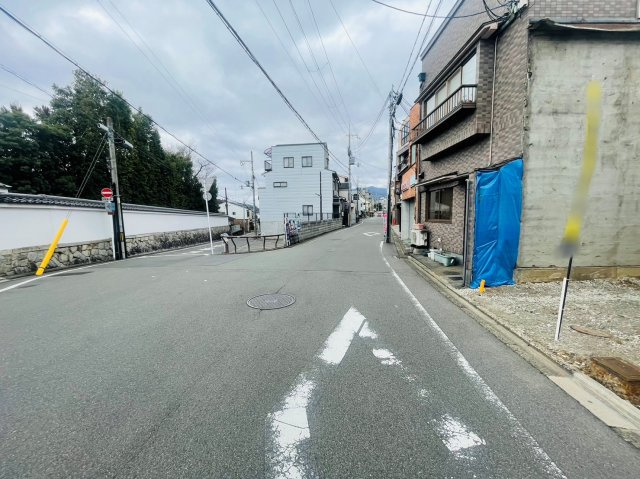谷口園町　建築条件付土地の前面道路含む現地写真