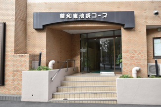 【エントランス】 | お客様を、そして住人を出迎えてくれるマンションのエントランス。ゴミが落ちていないことからも、管理状態の良さや住民の節度の高さが見て取れます。～即日のご見学可能～　お問合せはお気軽にどうぞ。