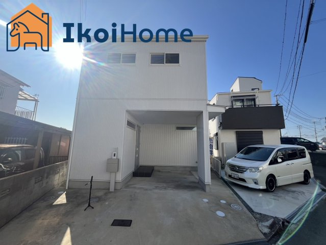 明石市北朝霧丘2丁目　築浅注文住宅　中古戸建のエントランス|●資料・カタログのご請求無料●現地見学可能●敷地内には2台お車を駐車することができます。