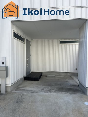 明石市北朝霧丘2丁目　築浅注文住宅　中古戸建の駐車場|●年中無休：見学時間9:00～20:00・当日予約可●弊社独自で毎月５組限定の「人気オプション３点パック」をご用意。カーポート・バルコニー・ウッドデッキを１５万円（税別）で取り付け。