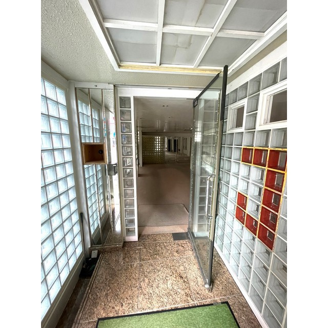 シャインズビルの玄関