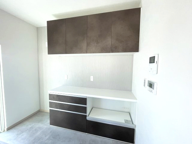 西区井口四丁目　№33666のその他|キッチンと同色の
カップボード付き