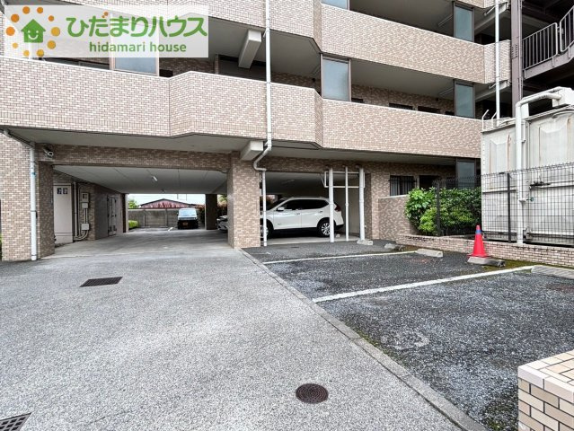 ローヤルシティ鴻巣の駐車場