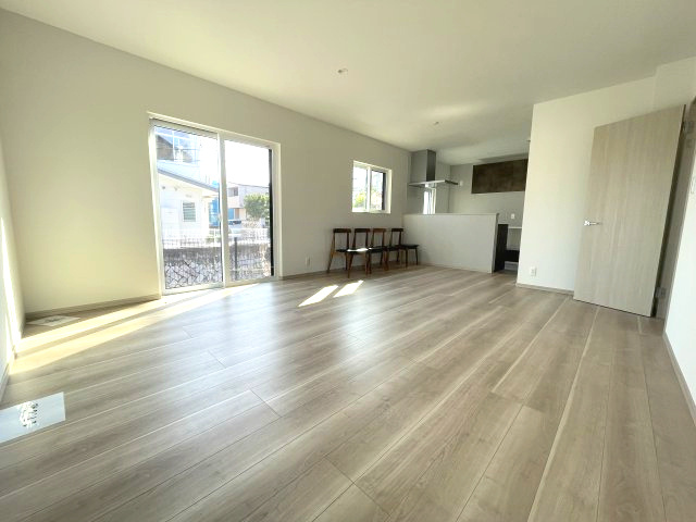 西区井口四丁目　№33666の居間・リビング|ＬＤＫ17.6帖
ダイニングテーブルやソファを
置いてもゆとりがあります。