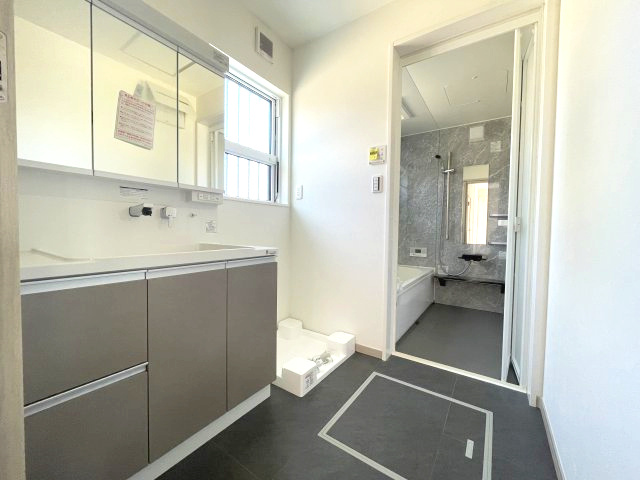 西区井口四丁目　№33666の独立洗面台|大きな3面鏡付き
裏には収納もあり便利です。