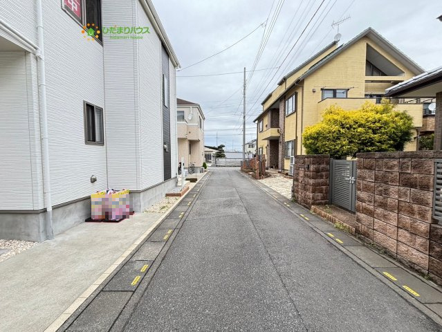 上尾市今泉　中古一戸建ての前面道路含む現地写真